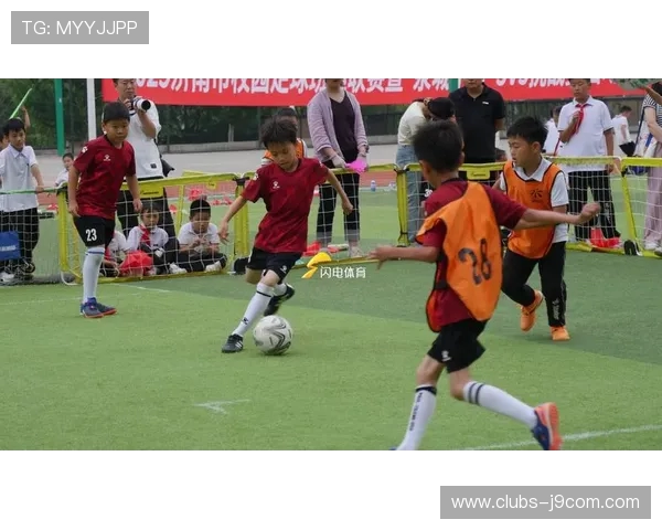 小学生足球比赛中发生冲突引发热议 学生打架背后折射出校园体育管理问题